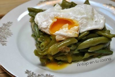 Judías salteadas con huevo pochado