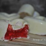 Bombones de chocolate blanco con gelatina de fresa
