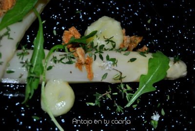 Espárragos blancos con tomillo y alioli de patata