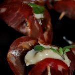Dátiles rellenos de queso envueltos en lomo embuchado