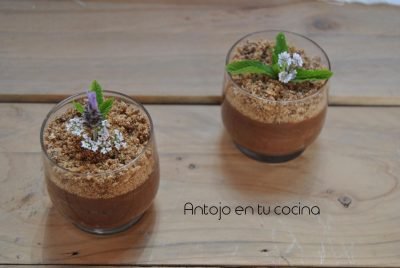 Saludable mousse de chocolate y aguacate