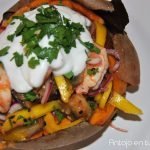 Boniato asado relleno de berenjena, langostinos y mango