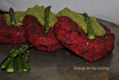 Hamburguesa de quinoa, remolacha y garbanzos con salsa de espárragos