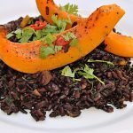 ensalada de arroz negro con calabaza asada