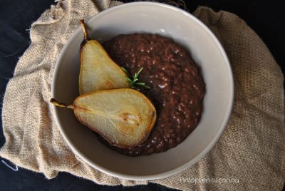Risotto de chocolate y romero con pera frita en aceite de coco