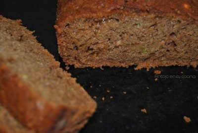 Bizcocho de calabacín y cardamomo, con harina de espelta