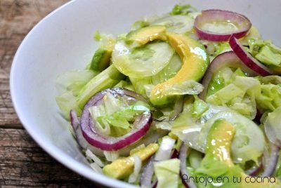 Ensalada con pepino y aguacate