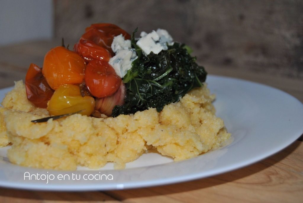 polenta con kale y tomatitos