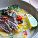 Sopa de maíz con coco, mango y ternera