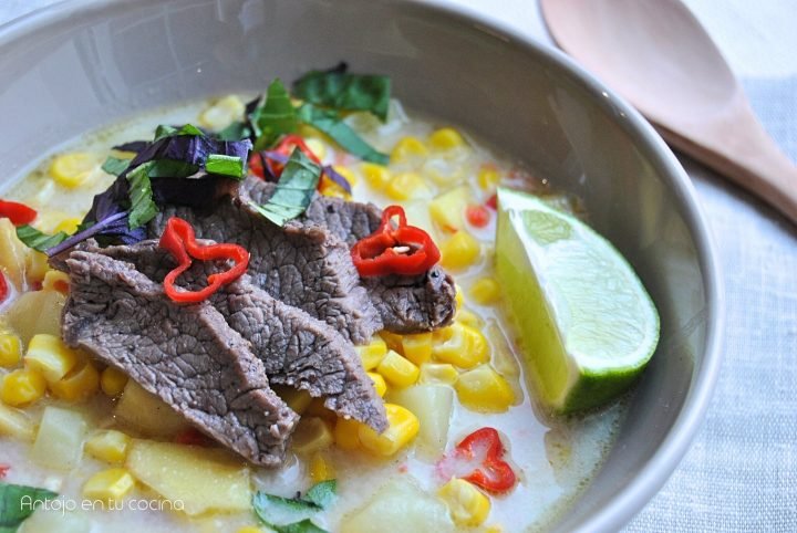 Sopa de maíz con coco, mango y ternera