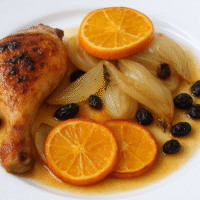 Pollo asado con mandarina y uvas pasas