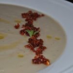 Crema de coliflor con tosta crujiente de tomate seco