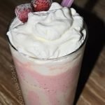 batido de fresa casero con nata montada