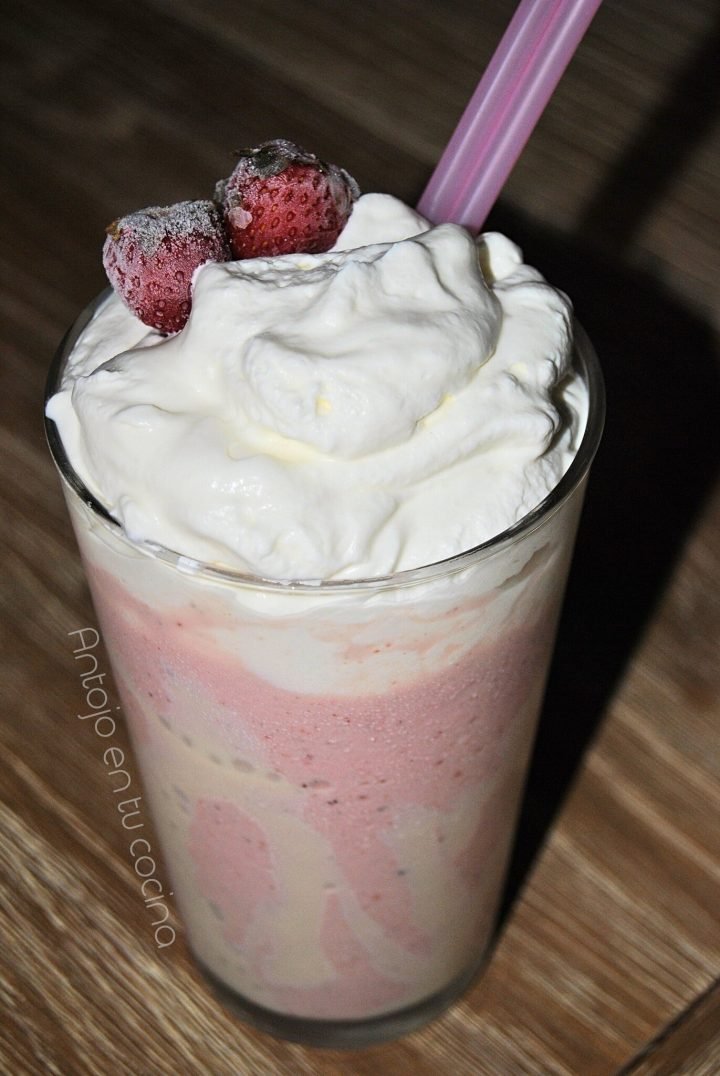batido de fresa casero con nata montada