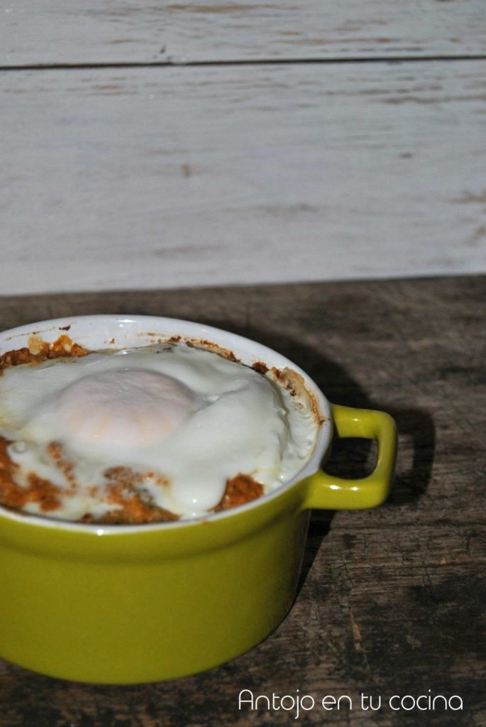 huevos al plato con alcachofa y almendras
