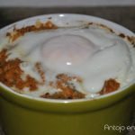 huevos al plato con alcachofa y almendras