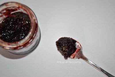 Mermelada casera de piña y frutos rojos