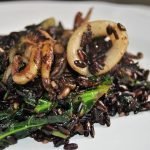 Arroz negro con calamar y col kale