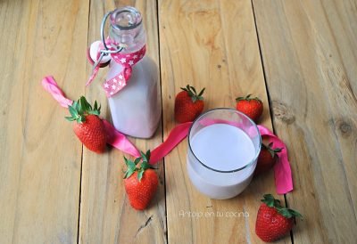 Leche de anacardos y fresa. Bebida vegetal casera