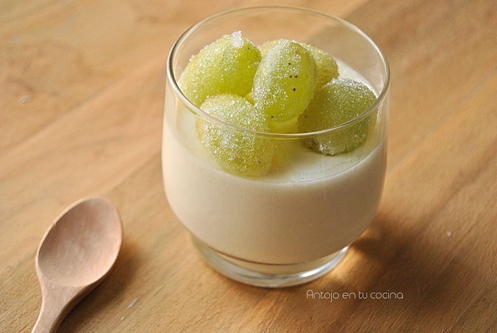 panna cotta de miel con uvas escarchadas
