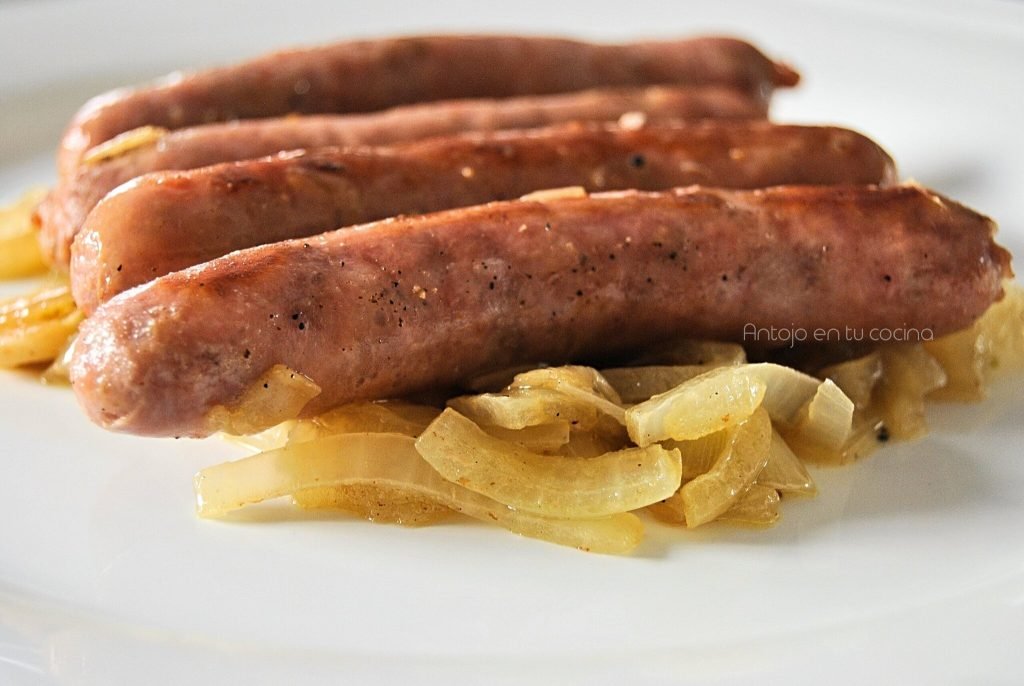 salchichas al vino blanco con cebolla