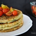 Tortitas de calabacin con ensalada de tomate e hinojo