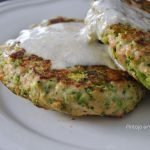 Hamburguesas de pollo y brocoli con salsa de yogur al curry