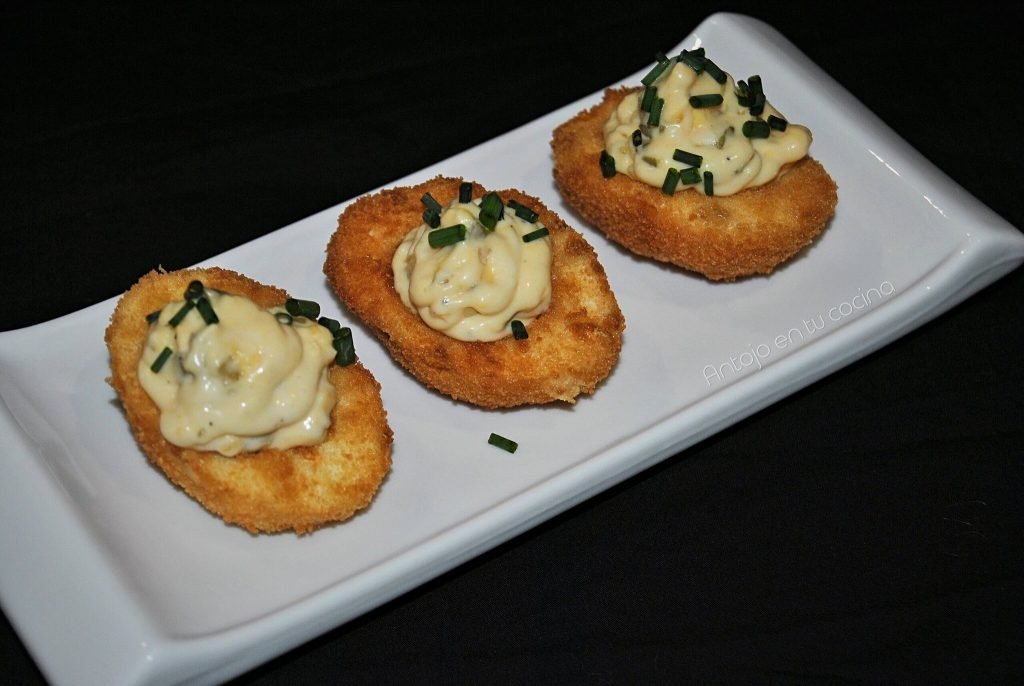 huevos rellenos rebozados