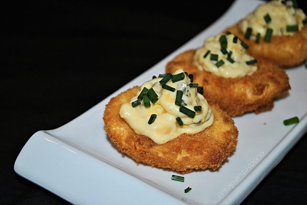 huevos rellenos rebozados