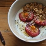 Ciruelas asadas con yogur