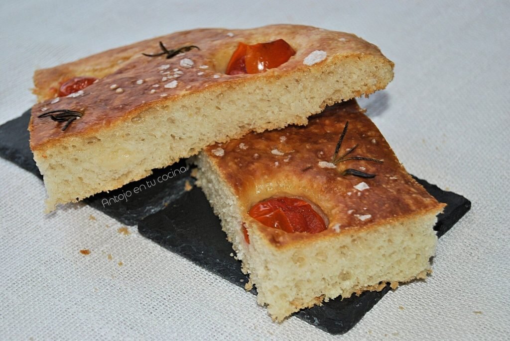 Focaccia con tomates cherry y romero