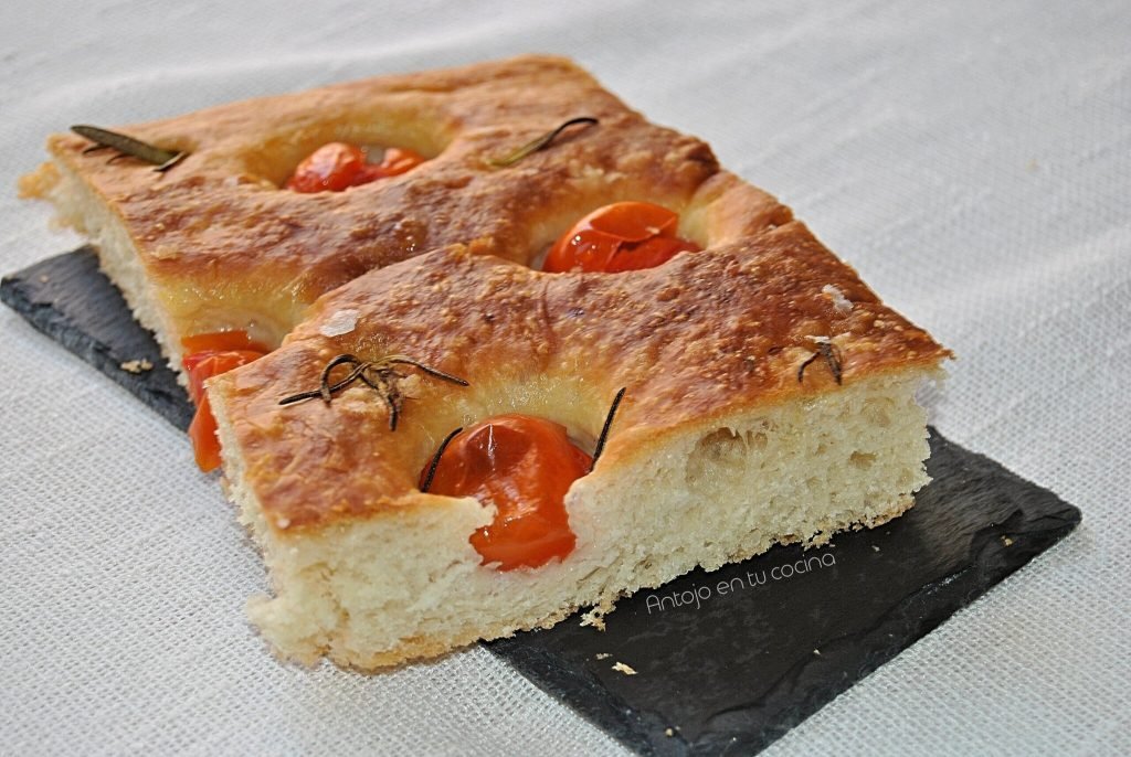 Focaccia con tomates cherry y romero