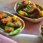 Barquitas de mango y gambas rebozadas en coco