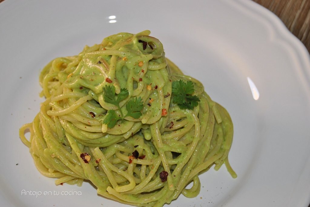 Pasta con salsa cremosa de aguacate