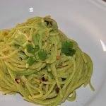 Pasta con salsa cremosa de aguacate