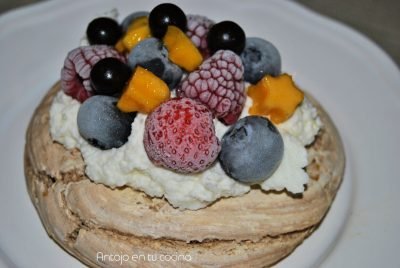 Mini pavlovas con chocolate, coco y fruta