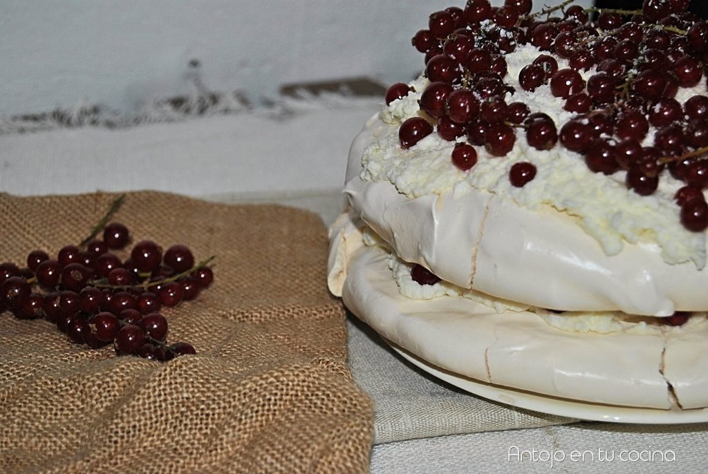 pavlova coco y grosellas