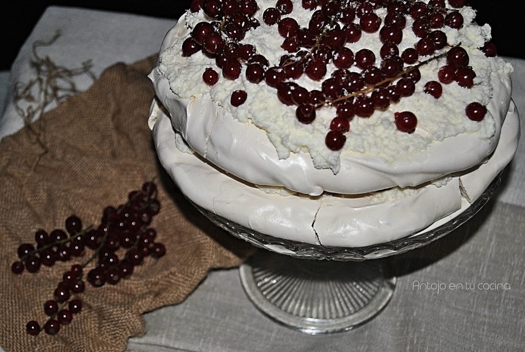 pavlova coco y grosellas