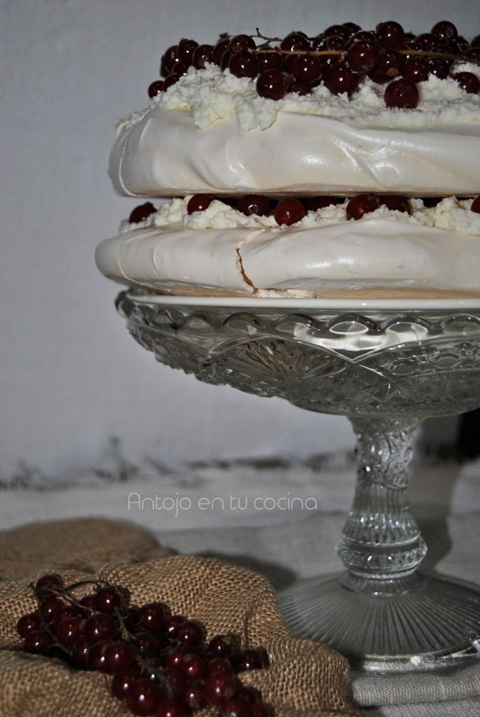 pavlova coco y grosellas