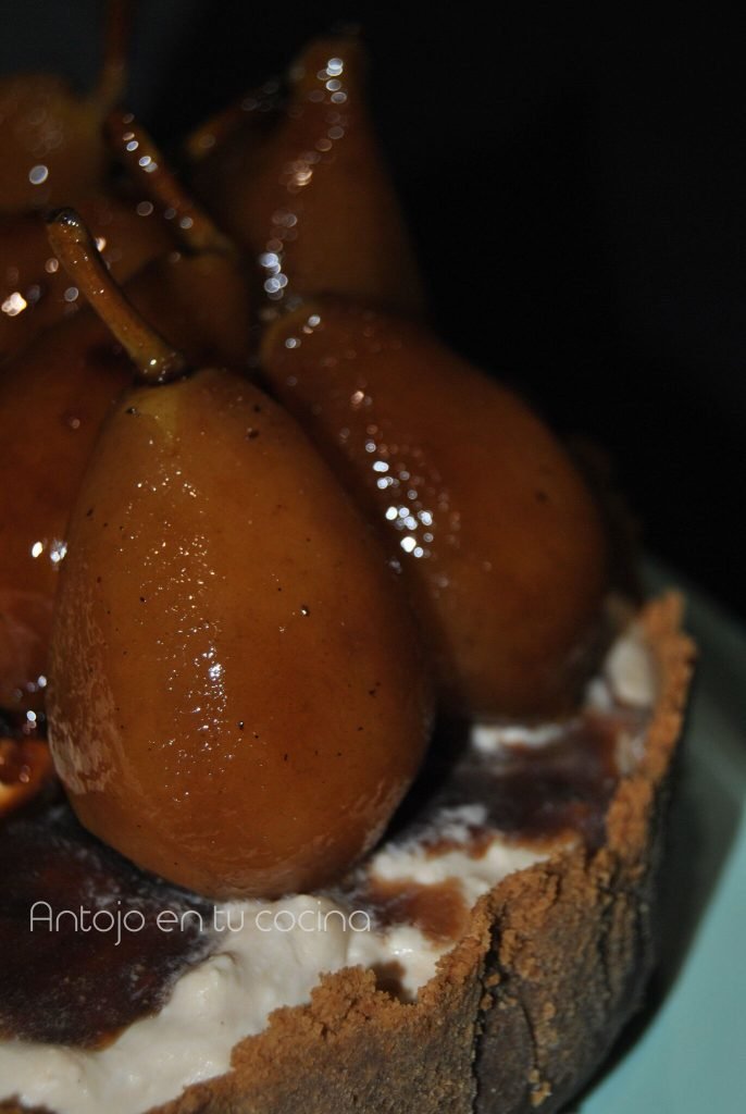 Tarta fría de requesón con peras confitadas con té negro