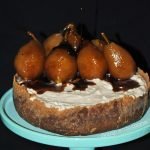 Tarta fría de requesón con peras confitadas con té negro