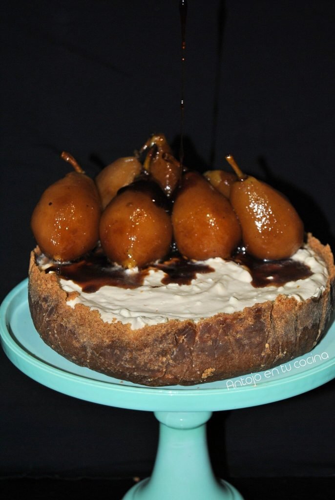 Tarta fría de requesón con peras confitadas con té negro