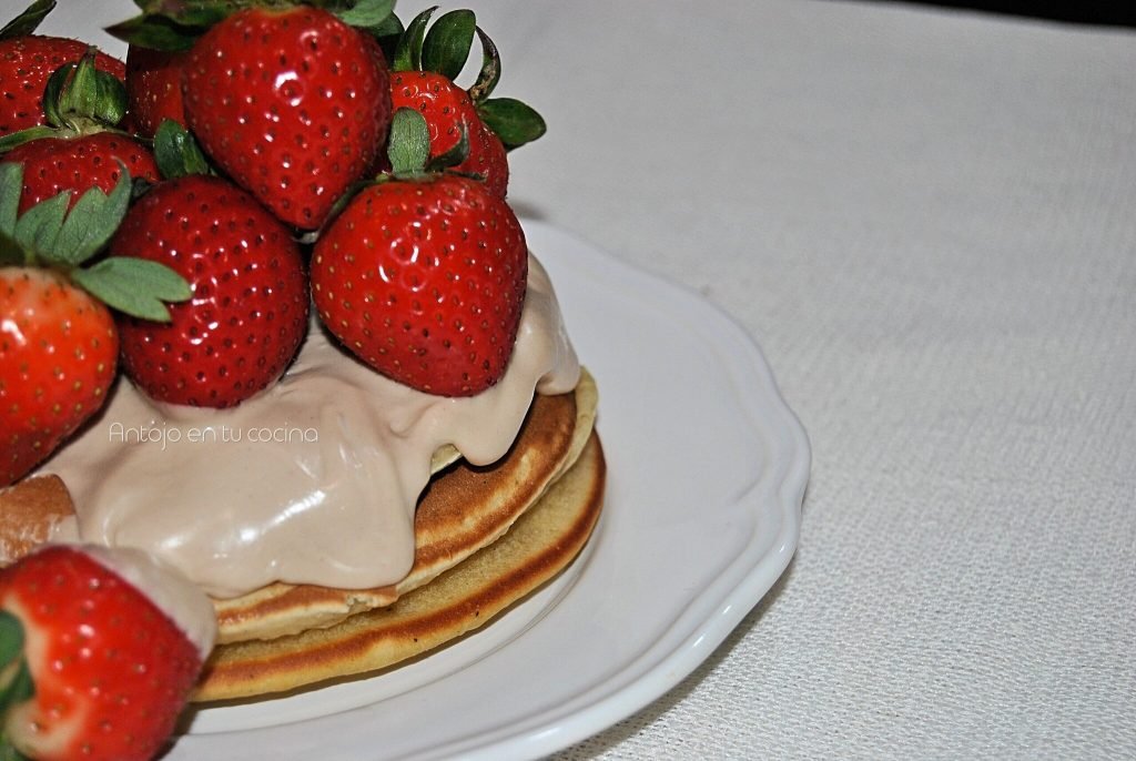 tortitas con fresas y chocolate blanco