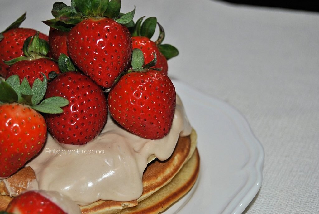 tortitas con fresas y chocolate blanco