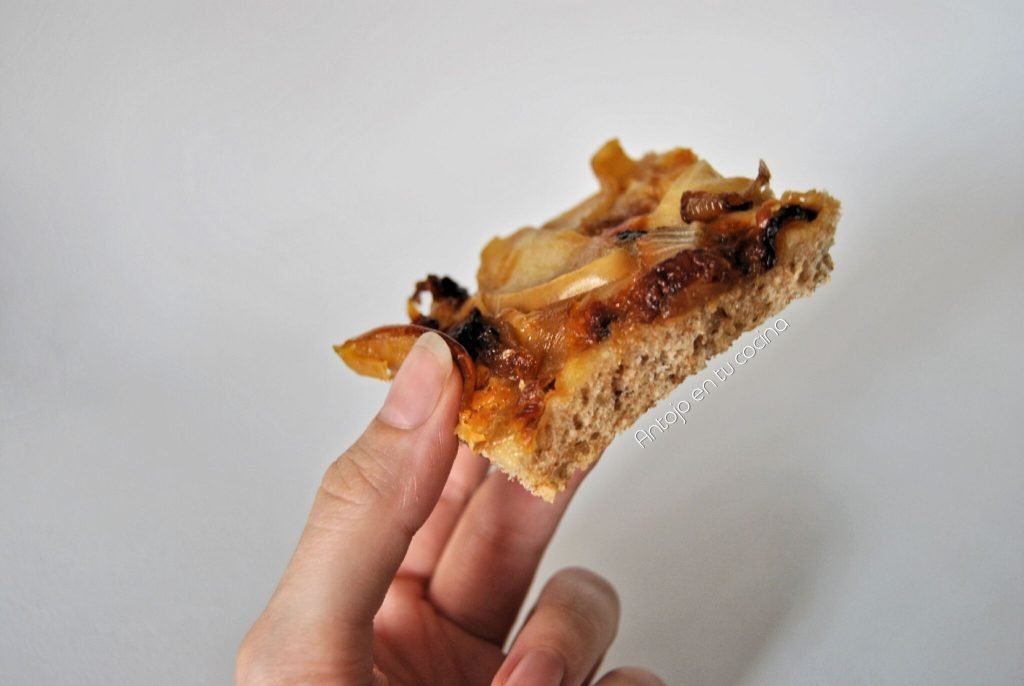 Pizza integral de cebolla caramelizada, manzana y nueces