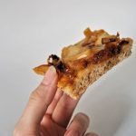 Pizza integral de cebolla caramelizada, manzana y nueces
