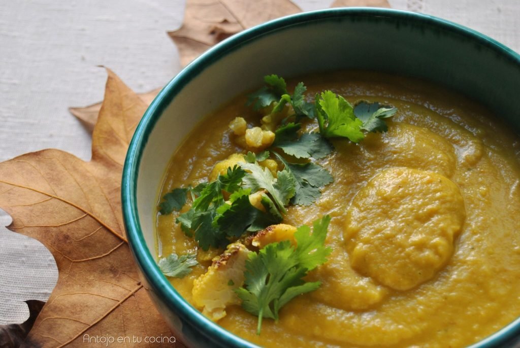 Crema de coliflor asada con leche de coco y curcuma