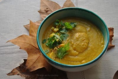 Crema de coliflor asada con leche de coco y cúrcuma