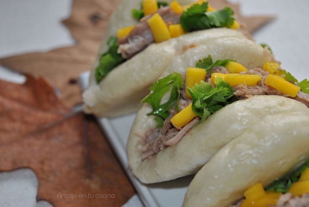 Guao bao con cerdo desmechado y mango