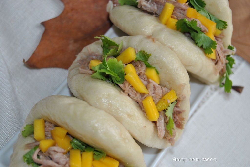 Guao bao con cerdo desmechado y mango